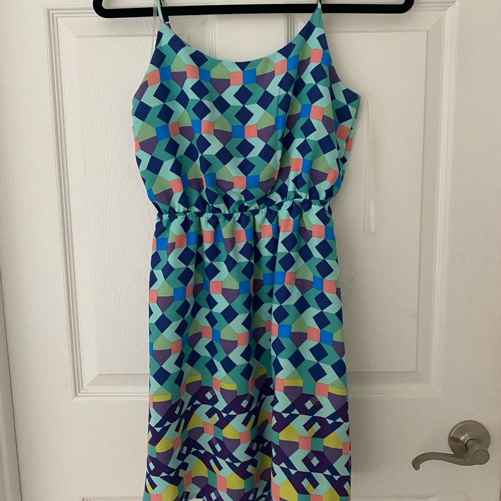 Short dress with bow on back